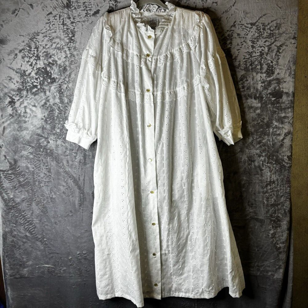 Vintage Ariel Robe Medium White Eyelet Snap Front Ruffle 1/2‎ Sleeve Lightweight